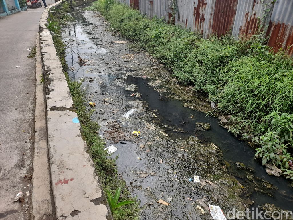 Sampah di Jl Pintu Air, Jati Mulya, Kota Bekasi, dikeluhkan warga, 25 November 2021. (Marteen Ronaldo Pakpahan/detikcom)