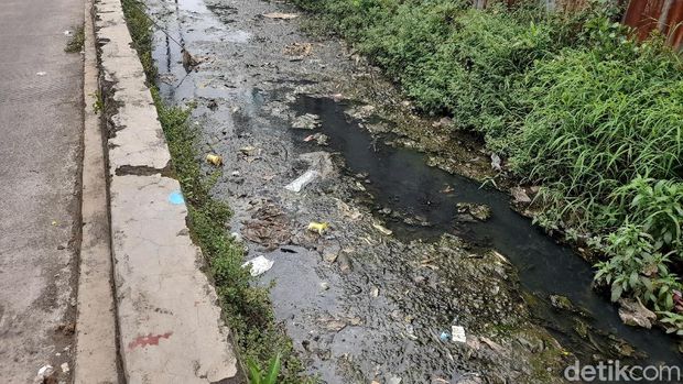 Sampah di Jl Pintu Air, Jati Mulya, Kota Bekasi, dikeluhkan warga, 25 November 2021. (Marteen Ronaldo Pakpahan/detikcom)