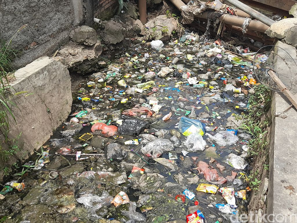 Sampah di Jl Pintu Air, Jati Mulya, Kota Bekasi, dikeluhkan warga, 25 November 2021. (Marteen Ronaldo Pakpahan/detikcom)