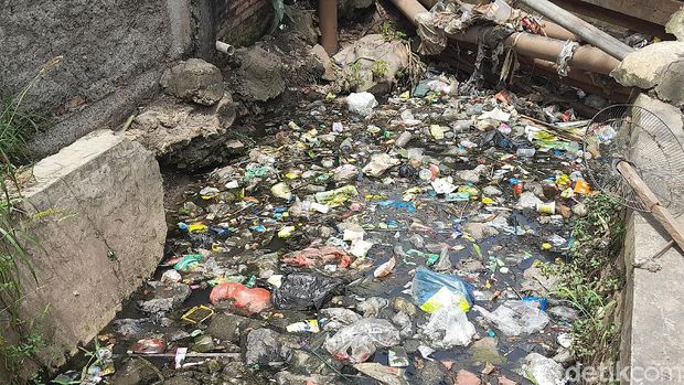 Sampah di Jl Pintu Air, Jati Mulya, Kota Bekasi, dikeluhkan warga, 25 November 2021. (Marteen Ronaldo Pakpahan/detikcom)