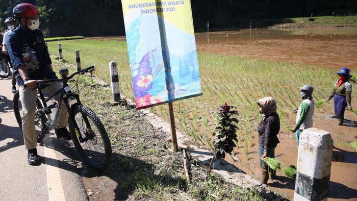 Menteri Pariwisata dan Ekonomi Kreatif Sandiaga Uno mengunjungi desa wisata Lembang Nonongan, Toraja Utara. Kemenparekraf akan membina desa wisata jadi kelas internasional.