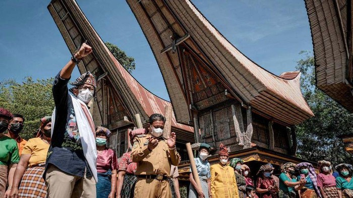 Menteri Pariwisata dan Ekonomi Kreatif Sandiaga Uno mengunjungi desa wisata Lembang Nonongan, Toraja Utara. Kemenparekraf akan membina desa wisata jadi kelas internasional.