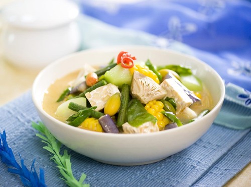 Common ingredients are young unripe jackfruit, eggplant, chayote, melinjo beans and leaves, long beans, green chili pepper, tofu and tempeh all cooked in coconut milk soups and sometimes enrichen with chicken or beef stock. The bumbu spice mixture includes ground chili pepper (optional, depends on desired degree of spiciness), shallot, garlic, candlenut, coriander, kencur powder, turmeric powder (optional), dried shrimp paste, salt and sugar.