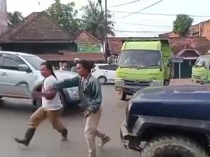 Tak Terima Anaknya Ditilang, Pria di Sumsel Kejar Polantas Pakai Parang