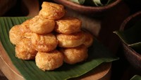 Perkedel adalah makanan gorengan Indonesia yang terdiri dari kentang tumbuk. Perkedel secara tradisional disajikan sebagai hidangan pembuka atau lauk dengan sup soto ayam, meskipun dapat juga dikonsumsi sebagai hidangan utama, jika biasanya disertai dengan nasi kuning. Dok. iStock
