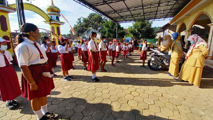 siswa belajar di masjid