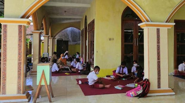 siswa belajar di masjid karena jembatan runtuh