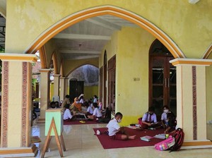 35 Siswa SD di Banyuwangi Belajar di Masjid Gegara Jembatan ke Sekolah Ambruk