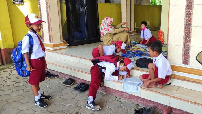 siswa belajar di masjid karena jembatan runtuh