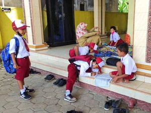 Hari Guru, Ini Perjuangan Pendidik Demi Siswa Tetap Belajar Meski di Masjid