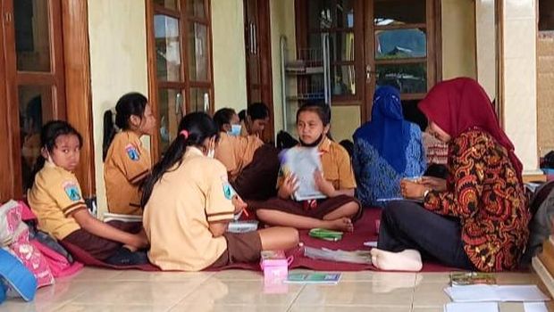 siswa belajar di masjid