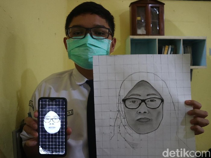 Siswa SMPN 1 Kudus menggambar wali kelas sambut hari guru, Kamis (25/11/2021).