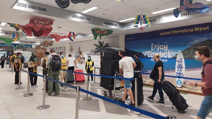 Suasana di Bandara Internasional Zainuddin Majdi (BIZAM).