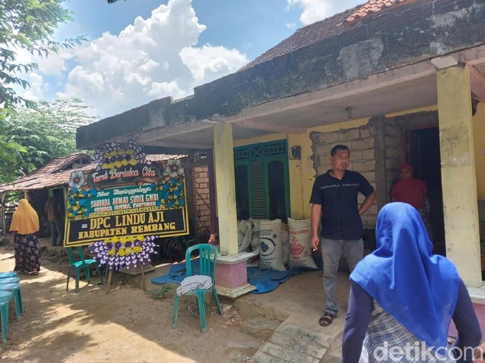 Suasana rumah duka Achmad Sudir (41) korban tewas bentrok ormas di Karawang, Rembang, Kamis (25/11/2021).