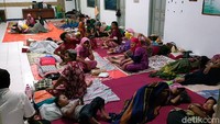Warga yang mengungsi ditampung di sejumlah tempat, yakni di aula Kantor Kelurahan Degayu terdapat 24 jiwa, di TPQ Al-Hikmah Tirto 48 jiwa dan di eks Kelurahan Kraton Kidul 91 jiwa.