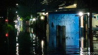 Sementara itu, hingga Rabu (24/11) malam banjir masih menggenangi sejumlah wilayah di Pekalongan.