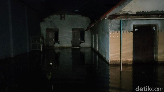 Terdampak Banjir, Ratusan Warga Pekalongan Mengungsi Banjir yang merendam kawasan Pekalongan membuat sejumlah warga mengungsi. BPBD Kota Pekalongan mencatat sebanyak 163 warga mengungsi.