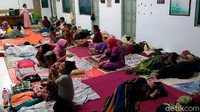 Sejumlah warga yang terdampak banjir di kawasan Pekalongan mengungsi ke bangunan eks Kelurahan Kraton Kidul, Rabu (24/11/2021) malam.