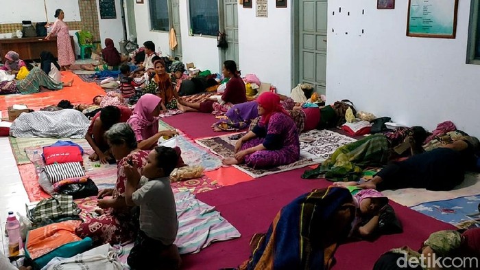Banjir yang merendam kawasan Pekalongan membuat sejumlah warga mengungsi. BPBD Kota Pekalongan mencatat sebanyak 163 warga mengungsi.