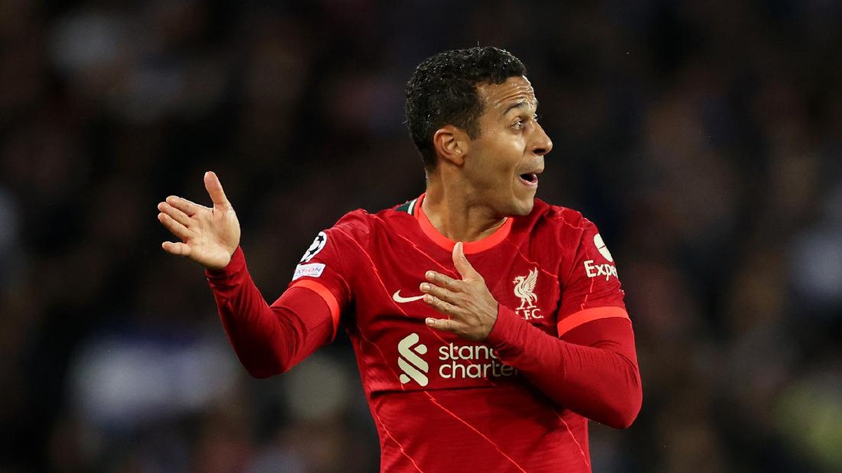 Thiago Alcantara masih harus hati-hati dengan fisiknya. (Foto: Getty Images/Clive Brunskill)