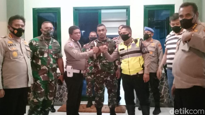 TNI dan Polantas yang baku hantam di Ambon sepakat damai. TNI dan Polantas yang baku hantam di Ambon sepakat damai.