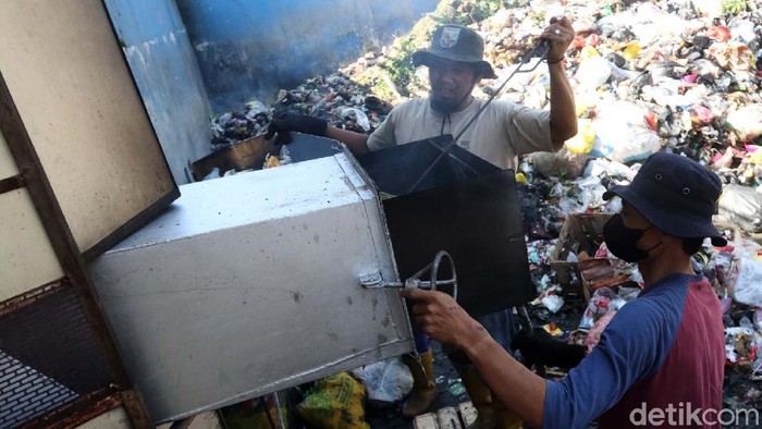 Tempat Pembuangan Sampah (TPS) di Pasar Ciwastra, Kota Bandung dilengkapi incenerator. Incinerator merupakan alat yang digunakan untuk membakar limbah.