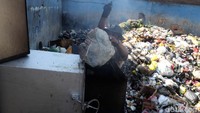 Sayangnya tidak semua sampah dapat dibakar karena selain menampung sampah dari pasar, TPS ini juga menampung sampah dari pemukiman warga.