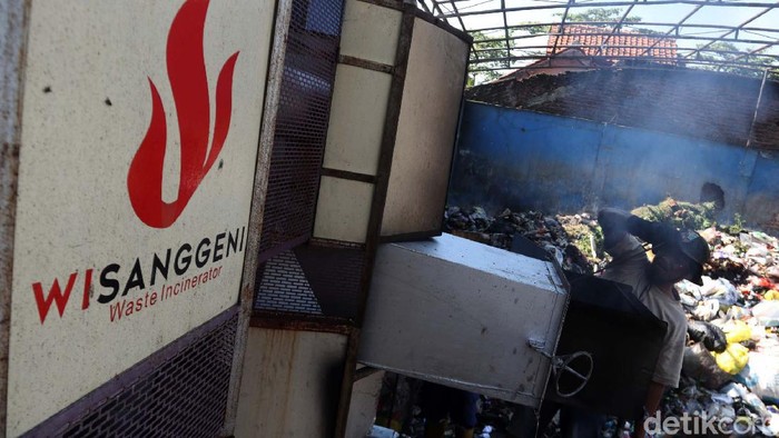 TPS Pasar Ciwastra Bandung Dilengkapi Incenerator Tempat Pembuangan Sampah (TPS) di Pasar Ciwastra, Kota Bandung dilengkapi incenerator. Incinerator merupakan alat yang digunakan untuk membakar limbah.