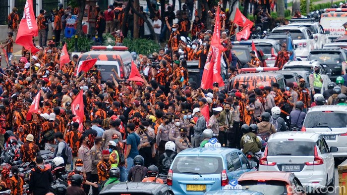 Massa Pemuda Pancasila gelar aksi unjuk rasa di depan Gedung DPR RI. Dalam aksinya mereka melakukan orasi menuntut politikus PDIP Junimart Girsang minta maaf.