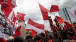 Massa Loreng Oranye Beraksi di Depan DPR Tuntut Junimart Minta Maaf
