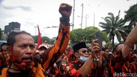 Massa meminta Junimart bertemu langsung PP untuk menyampaikan permintaan maaf secara terbuka.