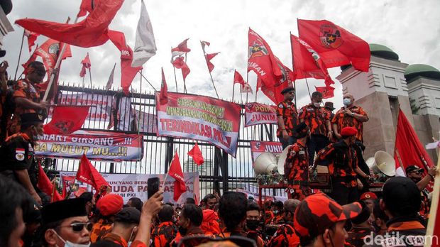 Massa Pemuda Pancasila gelar aksi unjuk rasa di depan Gedung DPR RI. Dalam aksinya mereka melakukan orasi menuntut politikus PDIP Junimart Girsang minta maaf.