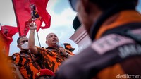 Sebelumnya, Junimart meminta Kemendagri mulai mengingatkan kedua ormas yang terlibat bentrokan di Ciledug, Tangerang, yaitu PP dan Forum Betawi Rempug (FBR). Sebab, menurut dia, kedua ormas itu kerap meresahkan masyarakat dengan bentrokan di jalan.