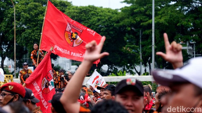 Massa Pemuda Pancasila gelar aksi unjuk rasa di depan Gedung DPR RI. Dalam aksinya mereka melakukan orasi menuntut politikus PDIP Junimart Girsang minta maaf.