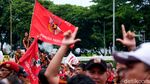 Massa Loreng Oranye Beraksi di Depan DPR Tuntut Junimart Minta Maaf
