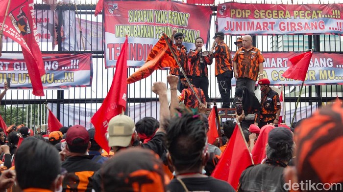 Tuntut Junimart Minta Maaf, Massa Pemuda Pancasila Orasi di Depan DPR Massa Pemuda Pancasila gelar aksi unjuk rasa di depan Gedung DPR RI. Dalam aksinya mereka melakukan orasi menuntut politikus PDIP Junimart Girsang minta maaf.