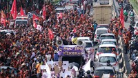 Lantaran tak bisa masuk ke kawasan gedung DPR, dari atas mobil komando terdengar arahan massa untuk mundur. Mereka kemudian menutup jalan.  