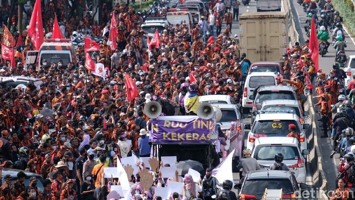 Tutup Jalan-Lempar Botol, Massa Pemuda Pancasila Tak Bisa Masuki DPR Massa Pemuda Pancasila sempat berbaris tutup Jalan Gatot Subroto karena tak bisa masuk ke Gedung DPR RI. Ada pula massa yang lempar botol ke arah gedung DPR.
