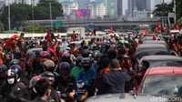 Massa juga ada yang menggebrak mobil di jalanan. Aksi ini langsung dilerai massa lainnya agar suasana kondusif.  