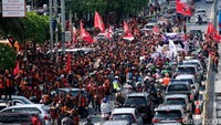 Sementara itu, terdapat massa lainnya yang menggelar demo di depan DPR terkait isu kekerasan seksual.