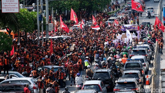 Tutup Jalan-Lempar Botol, Massa Pemuda Pancasila Tak Bisa Masuki DPR Massa Pemuda Pancasila sempat berbaris tutup Jalan Gatot Subroto karena tak bisa masuk ke Gedung DPR RI. Ada pula massa yang lempar botol ke arah gedung DPR.
