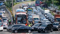 Lalin Jalan Gatot Subroto arah Slipi macet dan lalin dialihkan. Kendaraan sementara melintas di jalur Transjakarta.