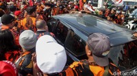 Pantauan detikcom di depan gedung DPR RI, Jalan Gatot Subroto, Jakarta Pusat, Kamis (25/11/2021) pukul 13.56 WIB, massa mencoba masuk ke gedung DPR, akan tetapi gerbang ditutup dan massa tertahan.
