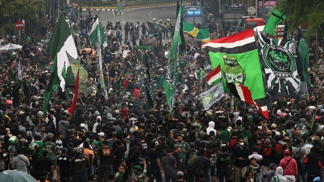 Mengapa Para Suporter Sepak Bola Disebut Sebagai Kerumunan Mengapa Suporter Sepakbola Sering Rusuh? Ini Jawaban Pakar Psikologi UGM