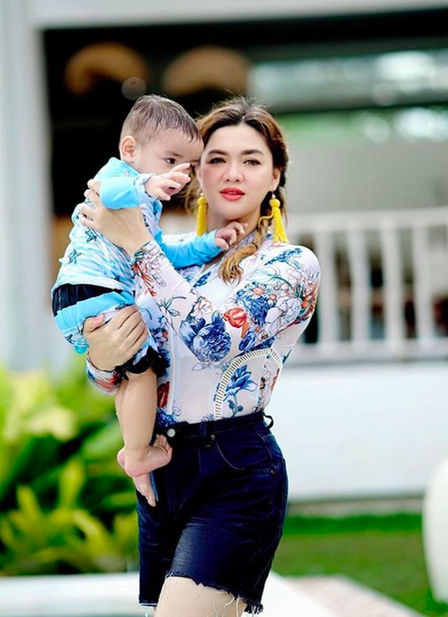 Inilah penampilan baru Vicky Shu setelah berat badannya turut berkat program diet. Udah turun 28 kilo kan kemarin aku lahiran sempat 87 kg, ungkapnya kepada awak media di kawasan Kuningan, Jakarta Selatan, beberapa waktu lalu. (Foto: Instagram/@vickyshu)