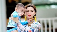 Dia pun mengaku baik-baik saja dan tidak mengalami gejala berat seperti sesak napas. Tapi di saat yang bersamaan, salah satu anaknya harus dirawat di rumah sakit. Foto: Instagram/@vickyshu