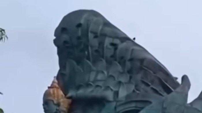 Viral sosok misterius di atas Patung GWK
