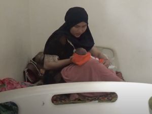 Wanita di Kendari Melahirkan di Mobil Usai Ditolak Rumah Sakit