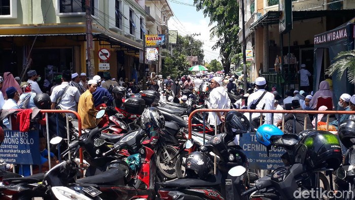 Warga berbondong-bondong mendatangi Haul Habib Ali bin Muhammad Al Habsyi di Masjid Riyadh, Kecamatan Pasar Kliwon, Solo, Kamis (25/11/2021). Padahal acara haul ini digelar online.