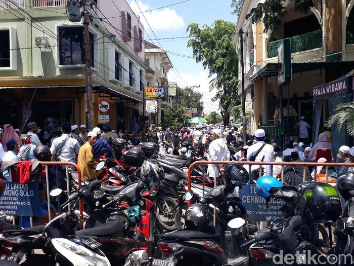 Warga berbondong-bondong mendatangi Haul Habib Ali bin Muhammad Al Habsyi di Masjid Riyadh, Kecamatan Pasar Kliwon, Solo, Kamis (25/11/2021). Padahal acara haul ini digelar online.